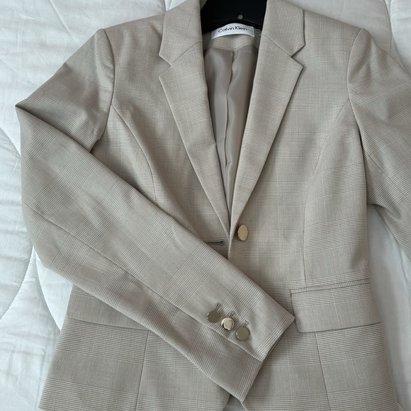 Calvin Klein beige blazer, size 2P - Picture 2 of 3